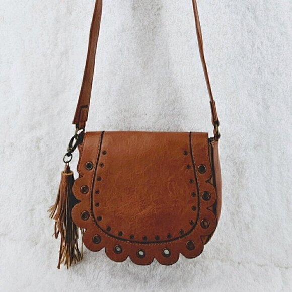Madden Girls Camel Brown Faux Leather Scalloped Saddle Bag Crossbody Tassel - Picture 2 of 16